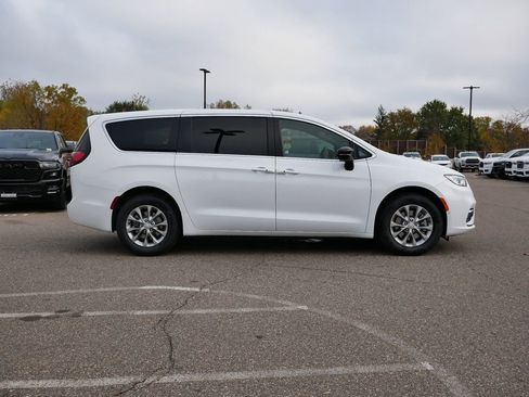 New 2026 Chrysler Pacifica Select image 47