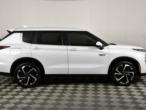 Used 2024 Mitsubishi Outlander SE AWD/4WD image 3