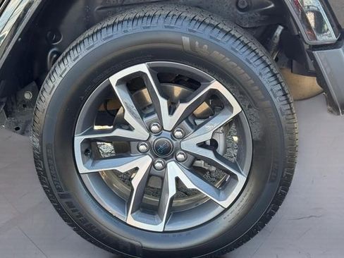 Used 2024 Jeep Wrangler Unlimited image 7