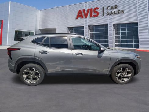 Used 2025 Chevrolet Trax LT w/ LT Convenience Package image 5