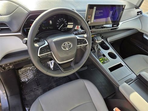 Used 2025 Toyota Sienna XLE image 11