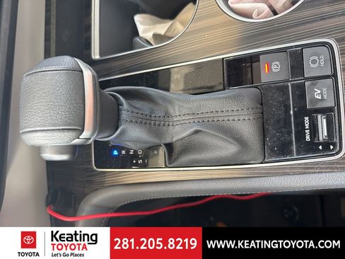 Used 2023 Toyota Sienna Limited image 14