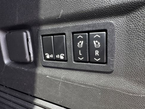 Used 2021 Chevrolet Tahoe Premier w/ Premium Package AWD/4WD image 12