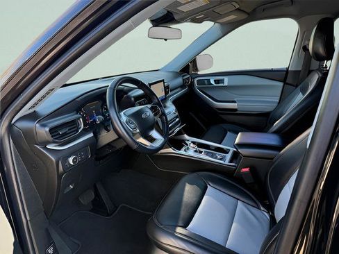 Used 2022 Ford Explorer XLT w/ Equipment Group 202A AWD/4WD image 4