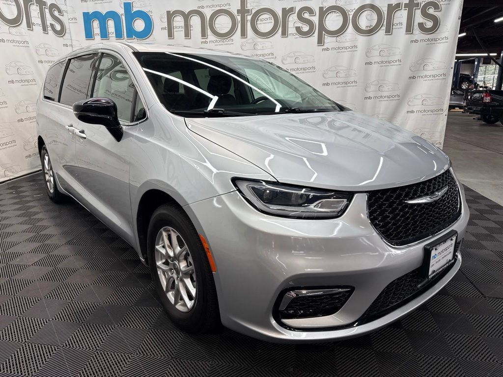 Used 2024 Chrysler Pacifica Touring-L FWD image 11