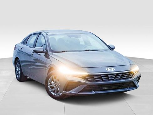 Used 2024 Hyundai Elantra SEL image 2