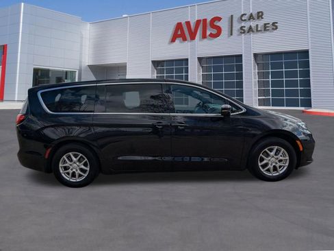 Used 2025 Chrysler Pacifica Select image 5