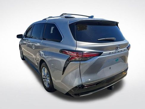 Used 2022 Toyota Sienna Limited AWD/4WD image 6