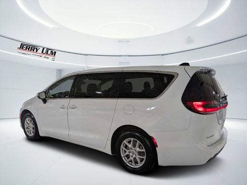 Used 2023 Chrysler Pacifica Touring-L FWD image 5