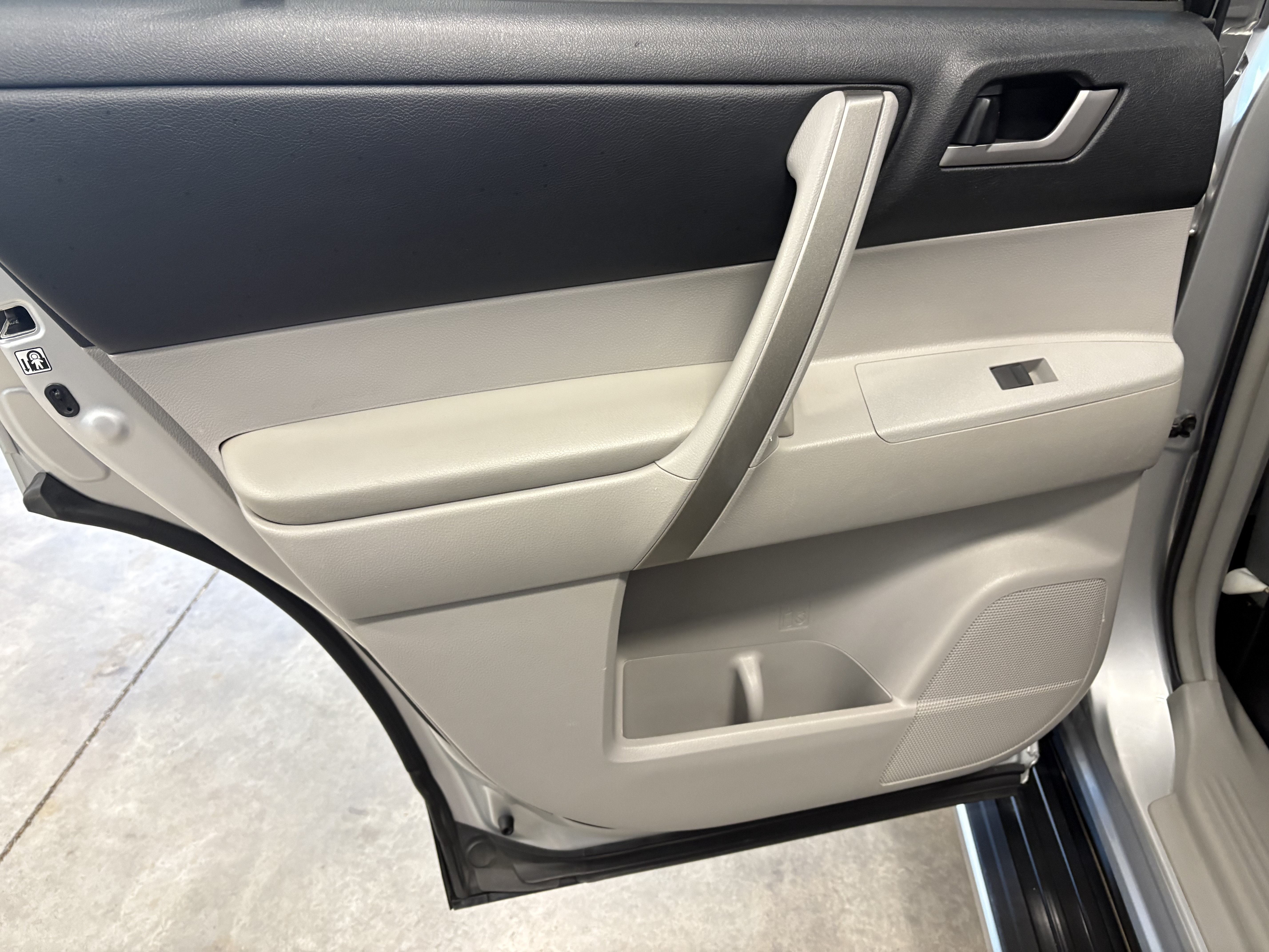 Used 2013 Toyota Highlander SE FWD image 9