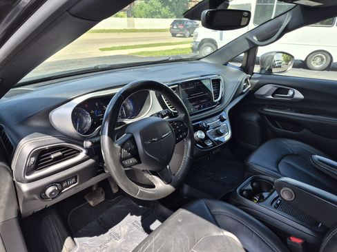 Used 2022 Chrysler Pacifica Touring-L w/ S Appearance Package FWD image 17