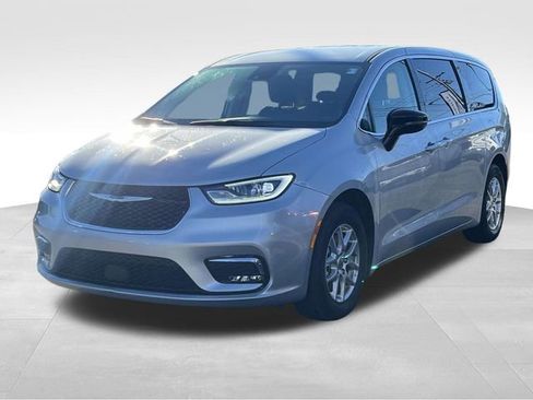 Used 2024 Chrysler Pacifica Touring-L image 3