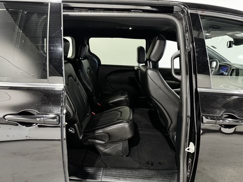 Used 2025 Chrysler Pacifica Select FWD image 24
