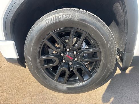 Used 2024 GMC Sierra 1500 Elevation image 9