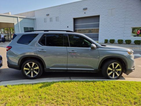Used 2025 Honda Pilot Touring image 2