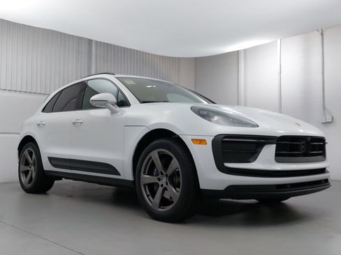 Used 2025 Porsche Macan image 9