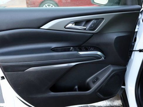 Used 2025 Chevrolet Traverse LT image 29