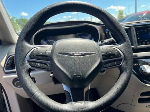 Used 2020 Chrysler Voyager Lxi FWD image 13