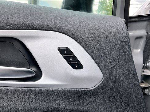 Used 2025 Chrysler Pacifica Limited FWD image 34