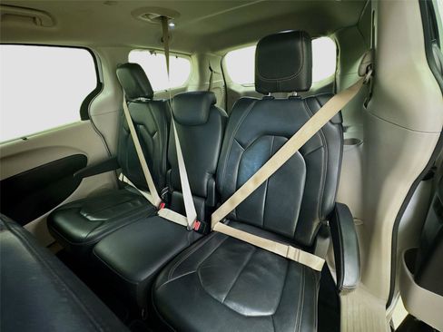 Used 2018 Chrysler Pacifica Touring-L w/ Tire & Wheel Group image 24