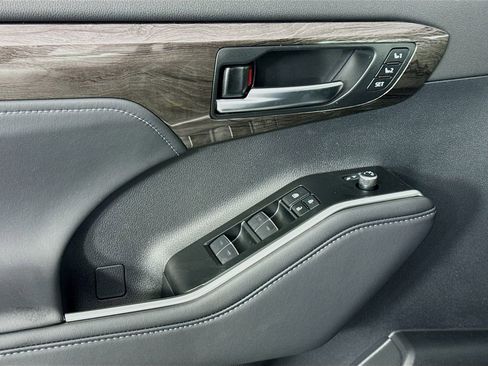New 2026 Toyota Highlander Limited image 22