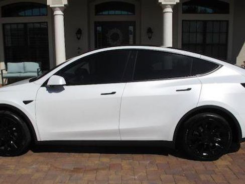 Used 2023 Tesla Model Y Long Range AWD/4WD image 1