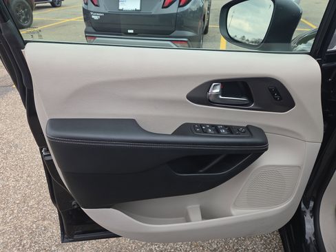 Used 2023 Chrysler Pacifica Touring-L FWD image 6