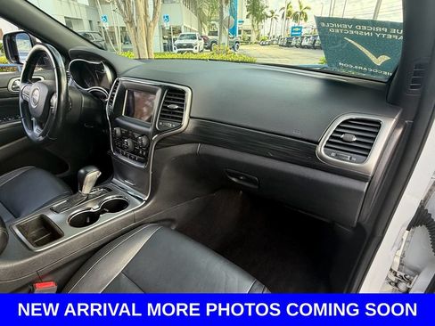 Used 2019 Jeep Grand Cherokee Laredo RWD image 17