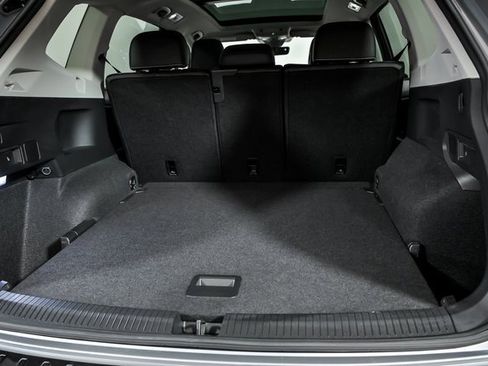 Certified 2024 Volkswagen Tiguan SE image 8