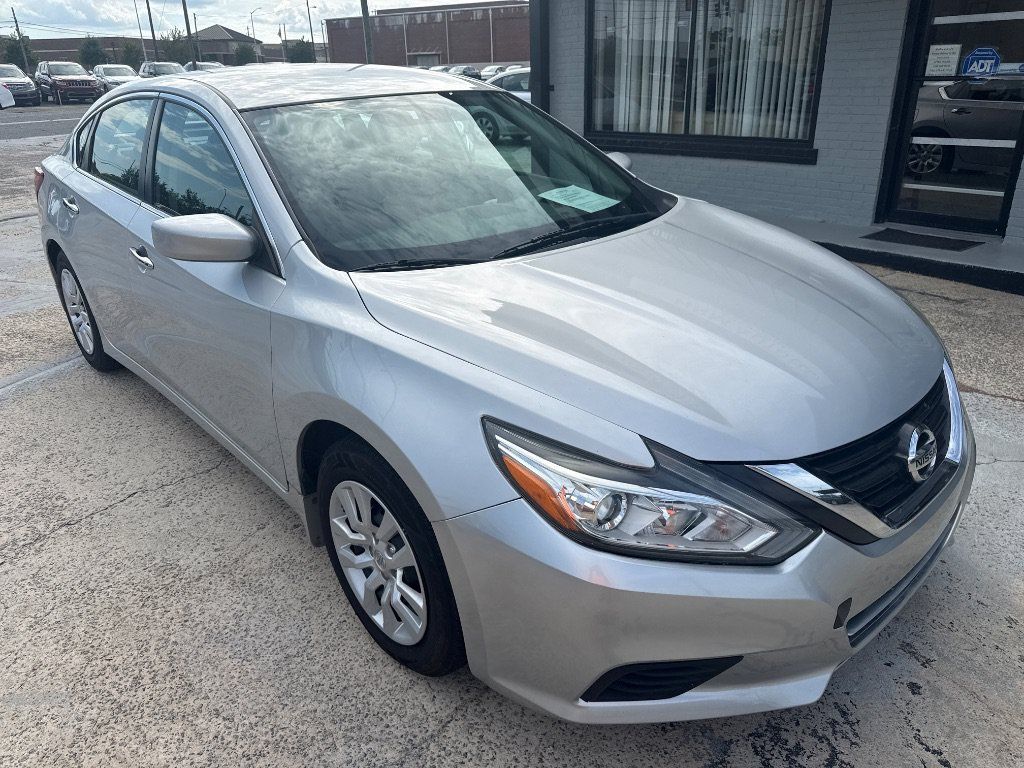 Used 2017 Nissan Altima 2.5 S w/ Power Driver Seat Package FWD image 2