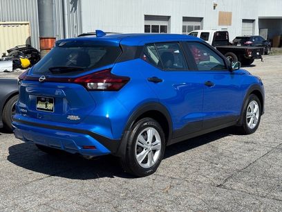 New 2025 Nissan Kicks Play S