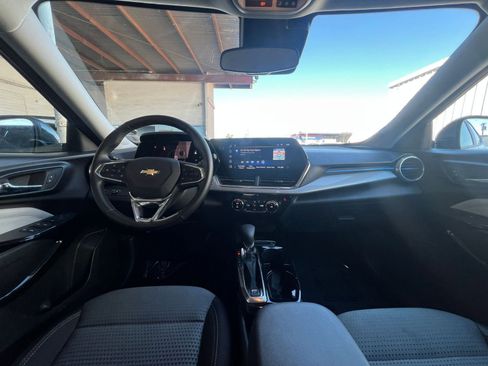 Used 2025 Chevrolet Trax LT w/ LT Convenience Package FWD image 33