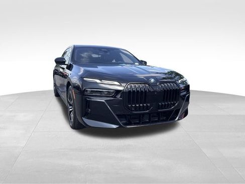 Used 2023 BMW 740i w/ Parking Assistance Package RWD image 7