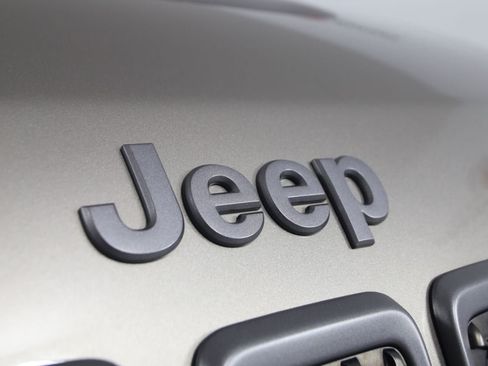 Used 2020 Jeep Cherokee Trailhawk w/ Cold Weather Group AWD/4WD image 15