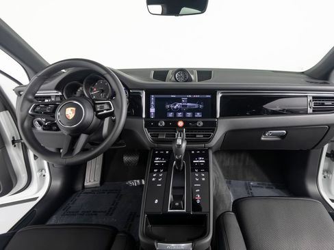 Certified 2026 Porsche Macan AWD/4WD image 36