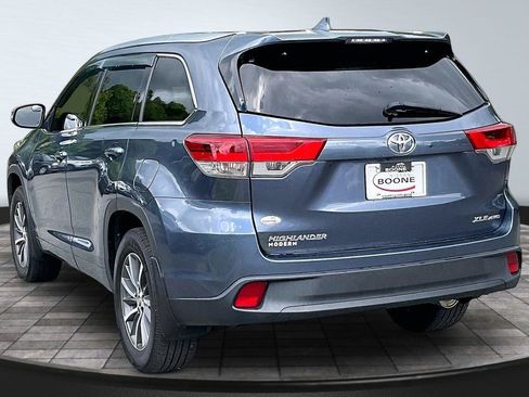 Used 2018 Toyota Highlander XLE AWD/4WD image 3