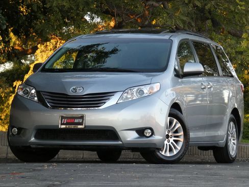 Used 2015 Toyota Sienna XLE image 2