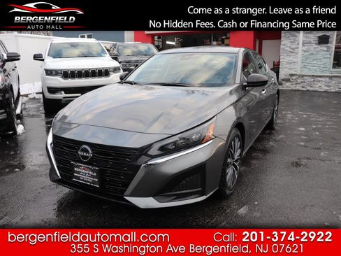Used 2025 Nissan Altima 2.5 SV image 1