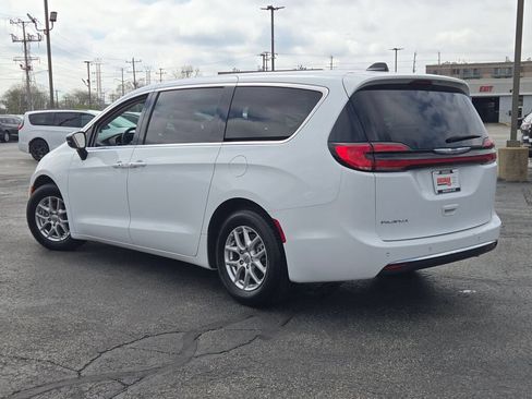 Used 2024 Chrysler Pacifica Touring-L FWD image 18