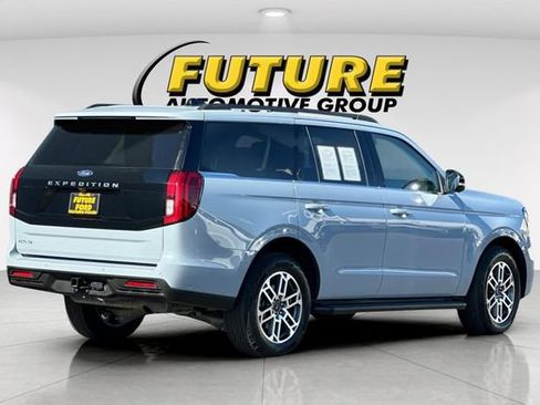 Used 2025 Ford Expedition Active AWD/4WD image 3