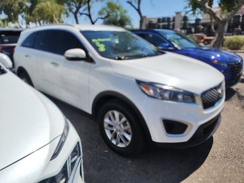 Used 2017 Kia Sorento FWD w/ LX Convenience Package image 2