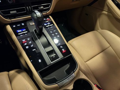 Used 2023 Porsche Macan AWD/4WD image 18