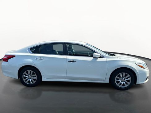 Used 2016 Nissan Altima 2.5 S w/ Power Driver Seat Package FWD image 2