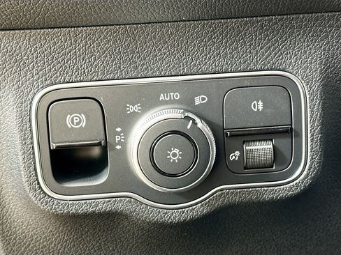 Used 2026 Mercedes-Benz GLB 250 4MATIC image 10