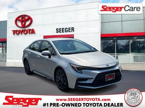 Used 2025 Toyota Corolla SE FWD image 1