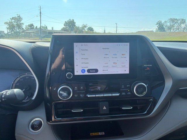 Used 2024 Toyota Highlander XLE FWD image 15