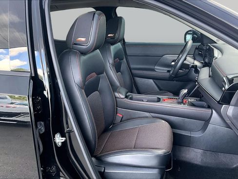 Used 2025 Nissan Kicks SR w/ SR Premium Package FWD image 9