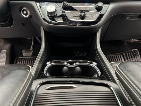 Used 2025 Chrysler Pacifica Limited image 50