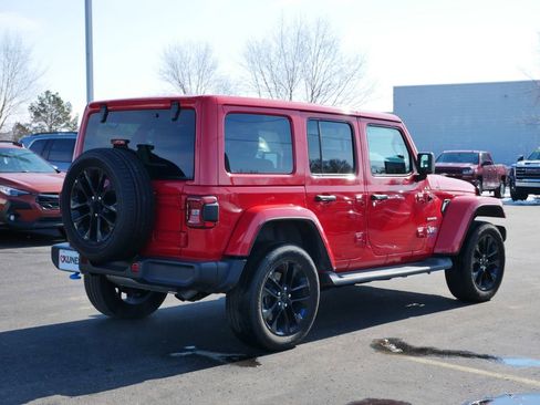 Used 2023 Jeep Wrangler Unlimited Sahara AWD/4WD image 10