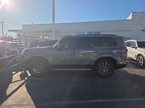 Used 2024 Lexus GX 550 image 8